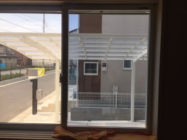 外から見られない窓に 濃いミラーを窓の目隠しに 新築一戸建てに貼りました。近所からプライバシーを守れます 窓ガラスの暑さと地震対策に窓