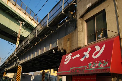 road008.jpg: 交差する高架とガード下のラーメン屋