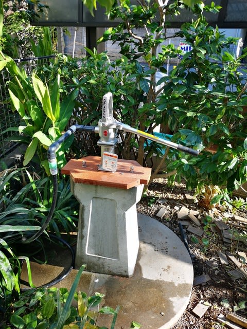 井戸からトイレまで送水できる圧送機能のある手押しポンプ・ドラゴン号 - 地下水、雨水、身近な水源を賢く集め使う。レインワールド