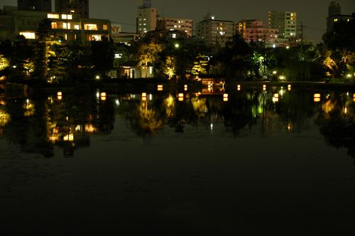 gardn019.jpg: 徳川園の龍仙湖と背後のマンション