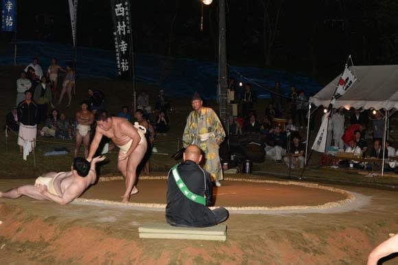 塩なし 水なし 待ったなし 唐戸山神事相撲 古式に則り篝火の中で熱戦 とし坊のお祭り三昧