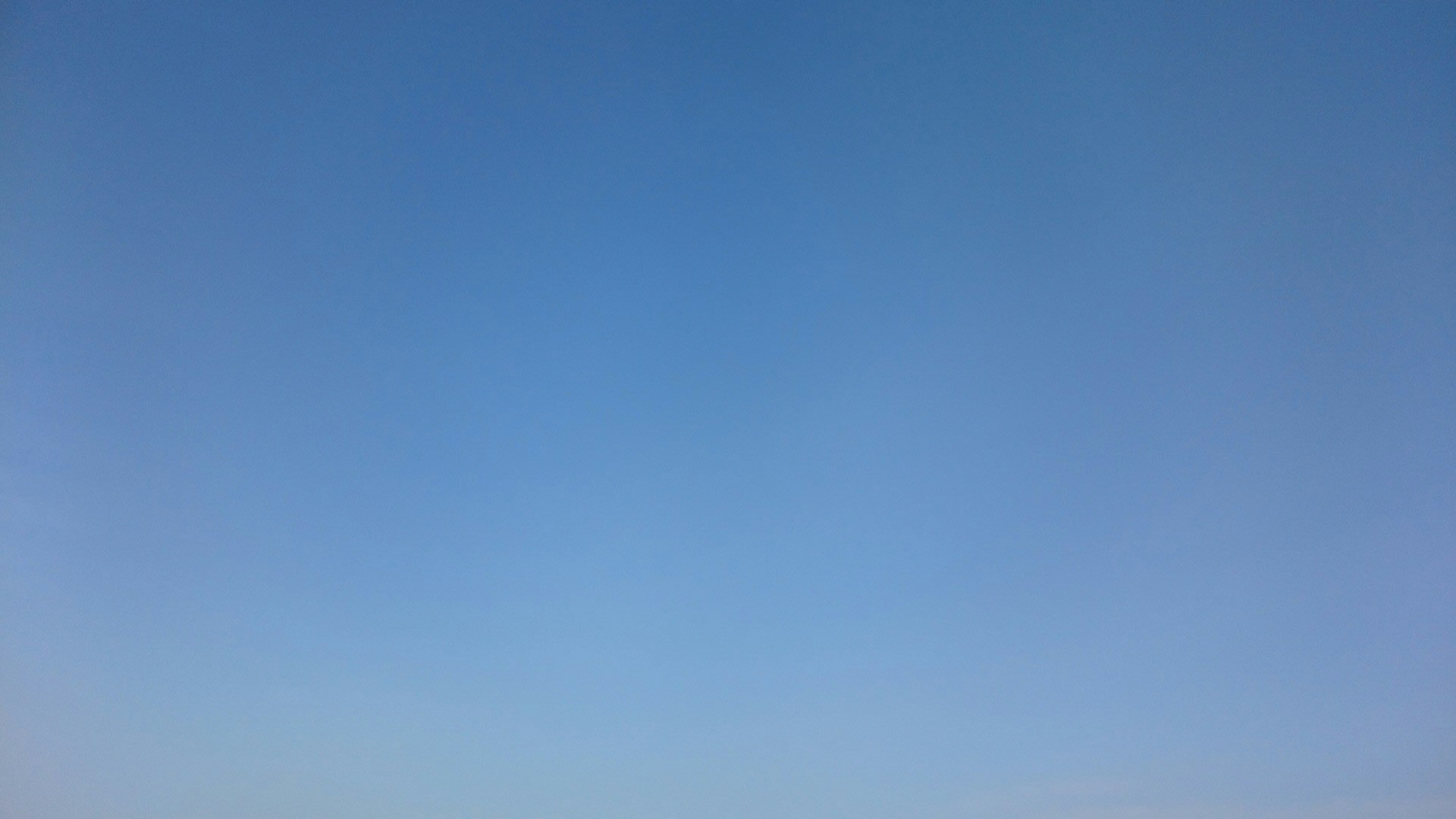 西の窓から見える空