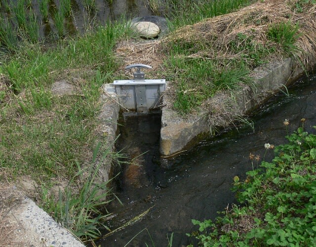 灌漑水路から田圃への取水口。現在水は充分なので閉鎖中