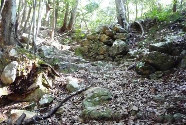 「鏡石」 上面の祠に登る自然石の石段路