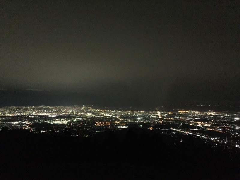 米の山展望台からの夜景 見上げてごらん青い空を