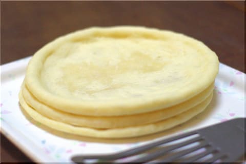 発酵させたピザ生地を焼く