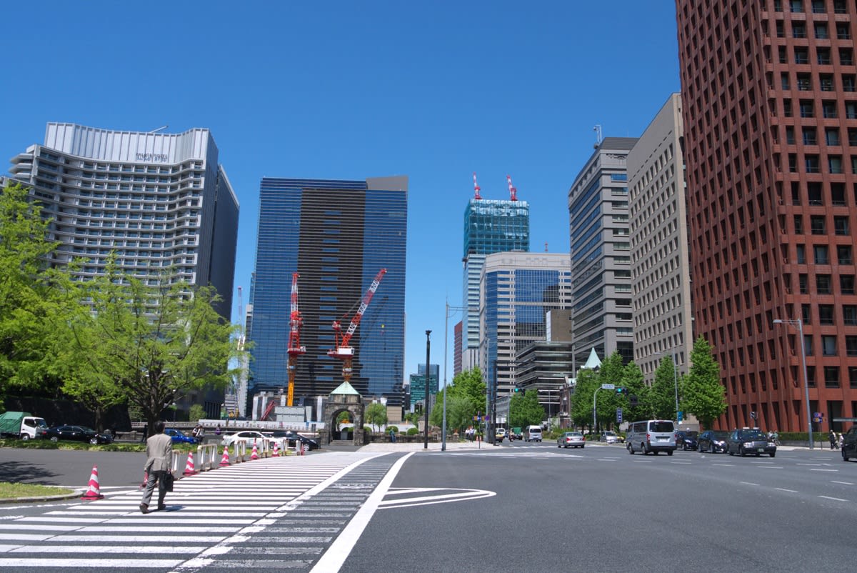 新緑の丸の内 行幸通りを歩いて 東京駅丸の内駅前広場まで 緑には 東京しかない