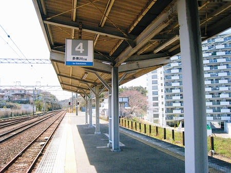 南海電鉄南海線みさき公園駅の古いレール １７ 我が人生の垢