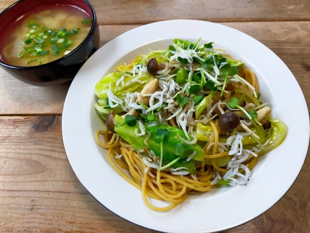お昼はあっさりと 茹でて絡めるだけの 釜揚げしらすのスパゲティ と味噌汁 怪人たらふくまんま 参上