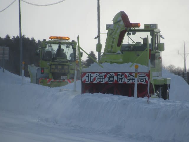 パウダースノウを除雪車が吹き上げています 北海道の北の果てからgooブログはじめました