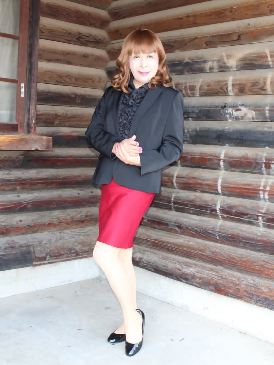 黒のジャケットに赤のタイトスカート 1 深月愛のフォトブログ 私は死ぬまで女装をやめられない