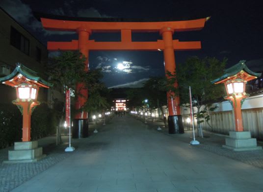 京都 千本鳥居で知られる夜の 伏見稲荷大社 Kikoがスタート