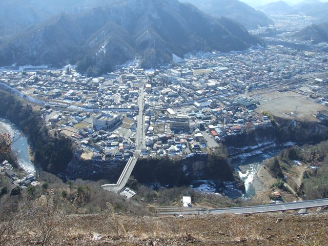 山頂からみた大月の町