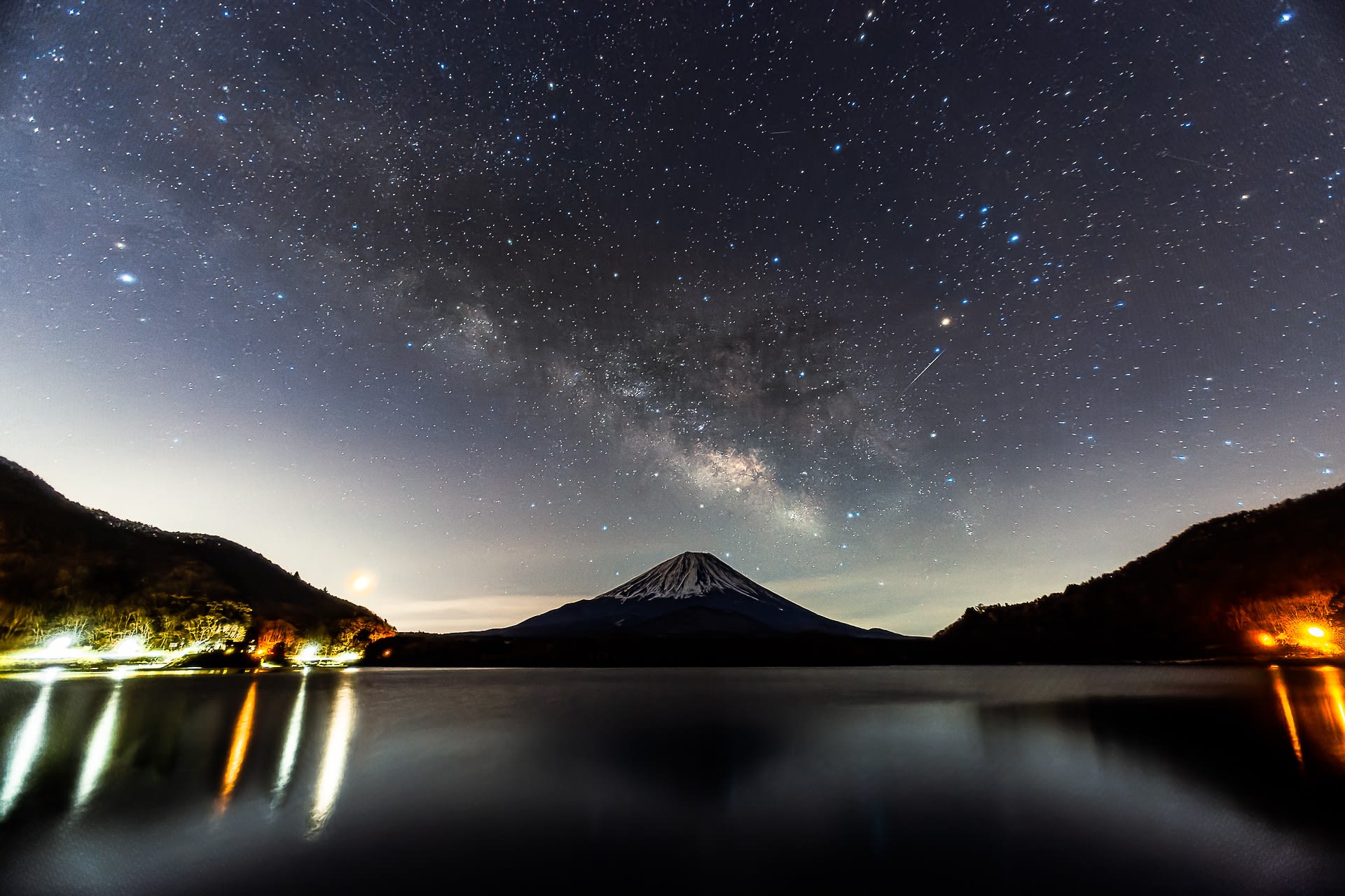 富士と天の川と流星