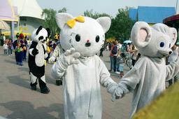 中国の遊園地にキティちゃん 起きて半畳 寝て一畳
