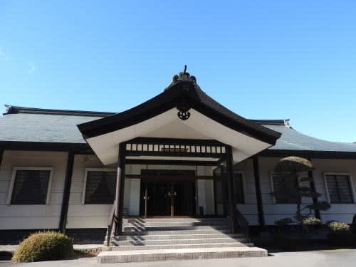 長野県護国神社美須々会館玄関　猪目懸魚（いのめげぎょ）