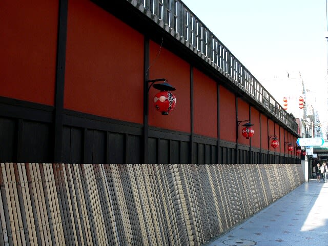 四条通り祇園一力亭の板塀はとても情緒がある