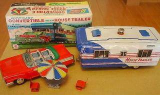 マーキュリーのオープンカーが牽引するキャンピングトレーラー - 車の形をした煙草入れ、ブリキのおもちゃ（玩具）と自動車グッツのコレクション。