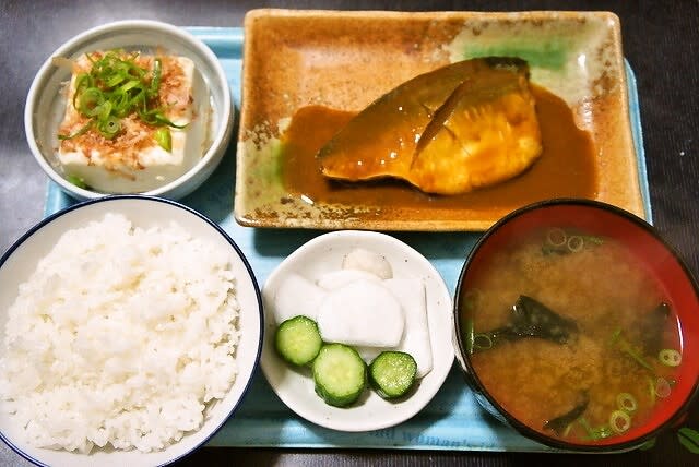 家で煮魚定食 アジの味噌煮 17年11月26日 マース 塩 のブログ