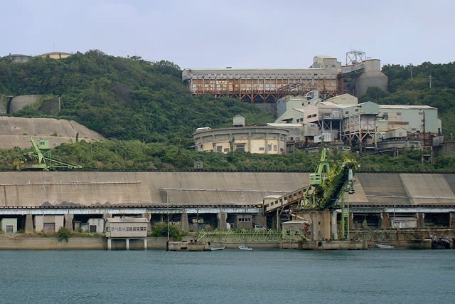 池島炭鉱の港にある選炭工場