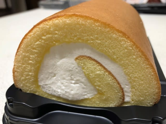 ホイップクリームロールケーキ バニラシード入り 山崎製パン Blue Heaven
