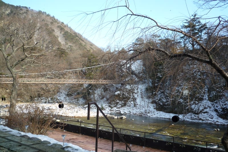 川と吊り橋