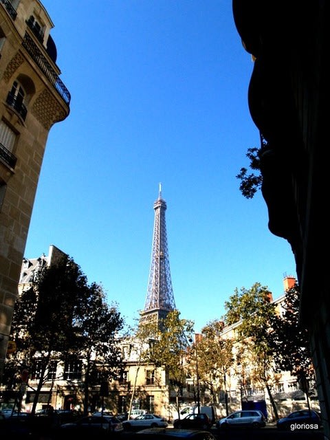パリを歩く エッフェル塔で見た虹 全景だけじゃない 真下からの美しさも再発見する 新イタリアの誘惑