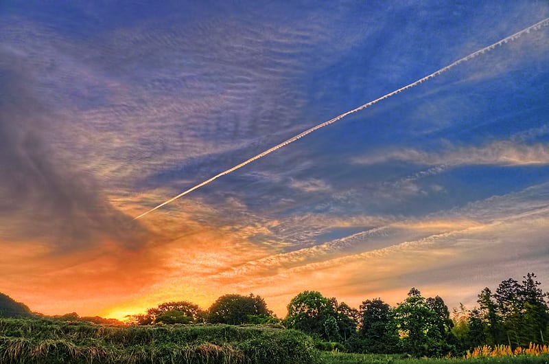 飛行機雲,夕焼けに向かって飛んで行く飛行機,夕暮れ,奈良県香芝市畑６丁目,画像,写真