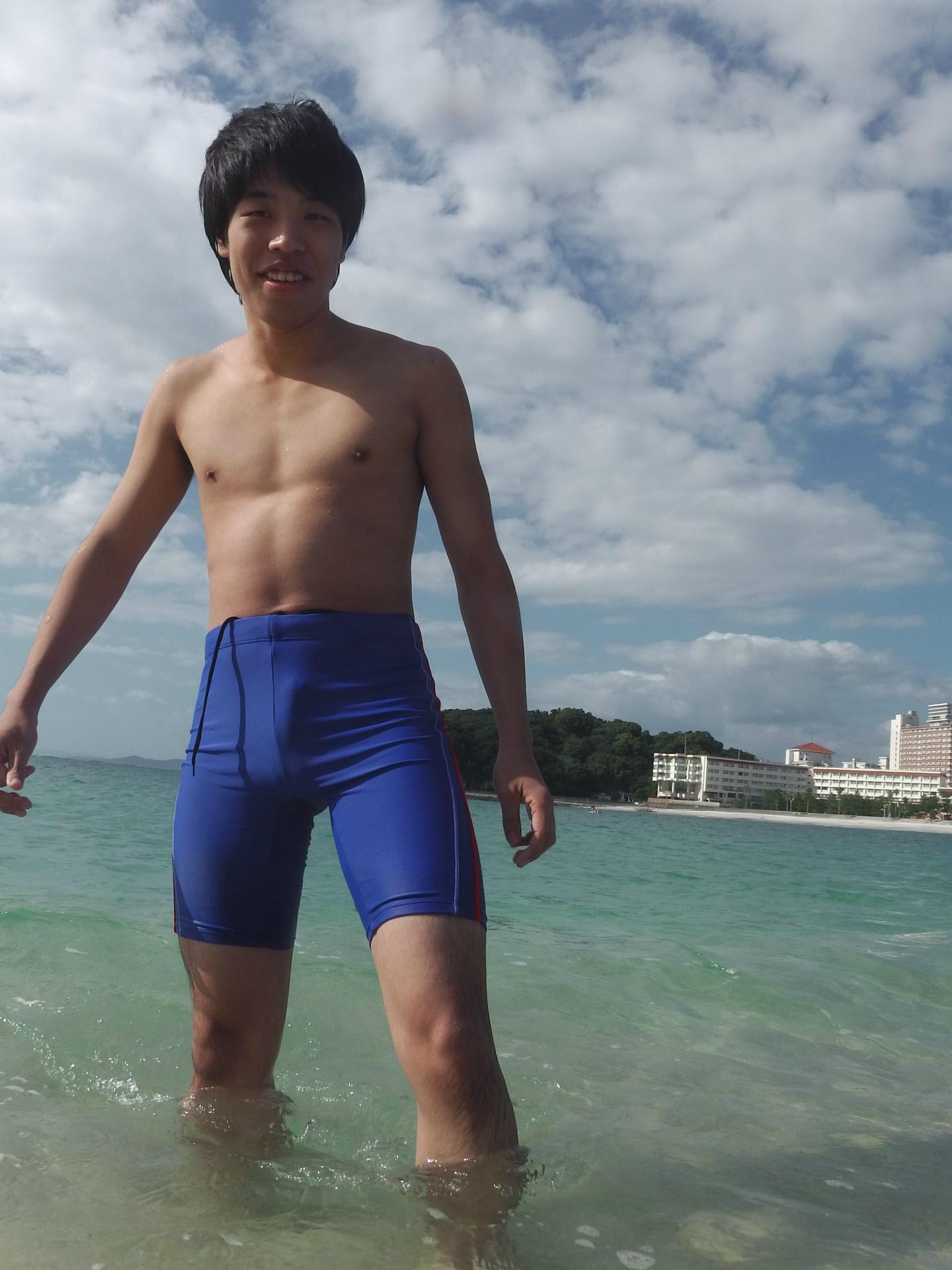 ぶさいけシリーズ第１弾やすなり君 ９月２４日白浜 白良浜で撮影 スパッツ１種２８４カット 水着 男子モデルが提供する各種サービスについてのご案内ブログです