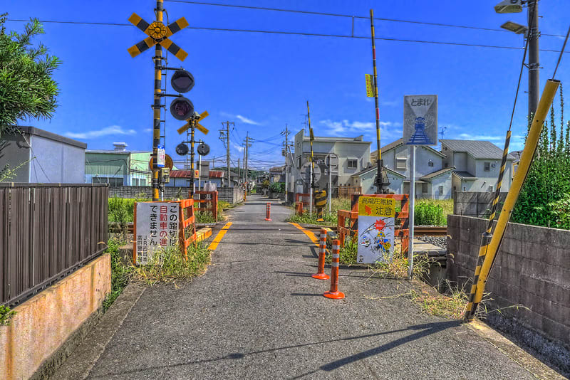 ＪＲ和歌山線今市第一踏切付近の風景,志都美駅香芝駅間,小特を除く,この踏切は自動車の進入はできません,JR西日本,高田警察署,ジャパン香芝店,高電圧電線注意,奈良県香芝市北今市４丁目,画像,HDR写真