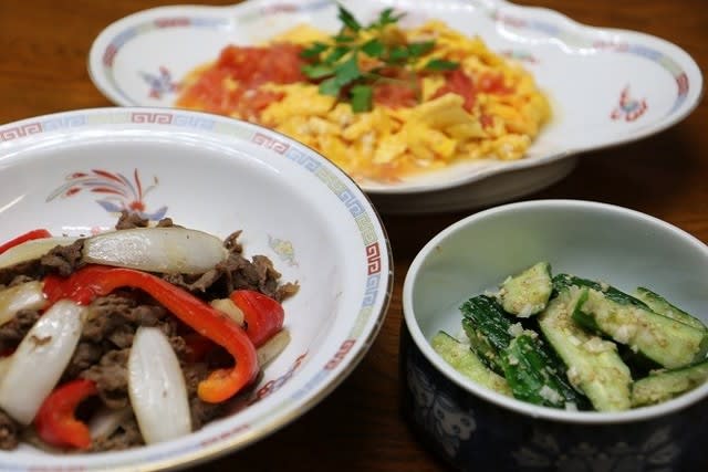 中華風献立 牛肉と玉ねぎの炒め物 トマトと卵の炒め物 たたききゅうりのあえ物 卵とコーンの中華スープ 幸せは食卓から 心を込めてお料理