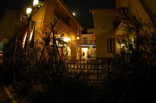 italiamura021.jpg: イタリア村の夜景。街路を園外から望む