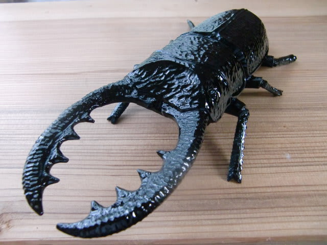 クワガタ虫お色変え ホワイトの木彫の世界