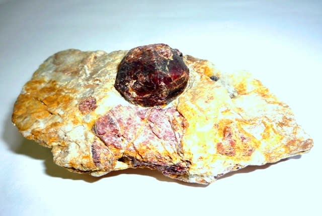 白山鉱山産の 「鉄礬石榴石」（母岩付の美晶）」