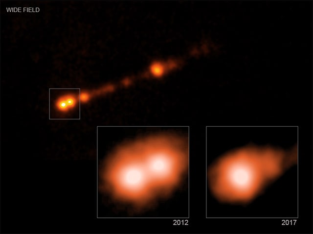 M87のブラックホールから噴出するジェットのX線画像。右下は2012年と2017年の5年間でジェットの一部が移動し暗くなっている様子を示したもの。画像をクリックすると右下部分のみを補助線付きで拡大表示する。