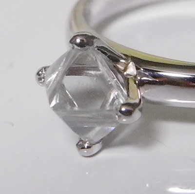 ソーヤブル・ダイヤモンド原石0．97ctがプラチナの指輪になると 元町宝石店長のブログ - 僅かな三日月の光でも輝く価値ある美しい希少宝石のご