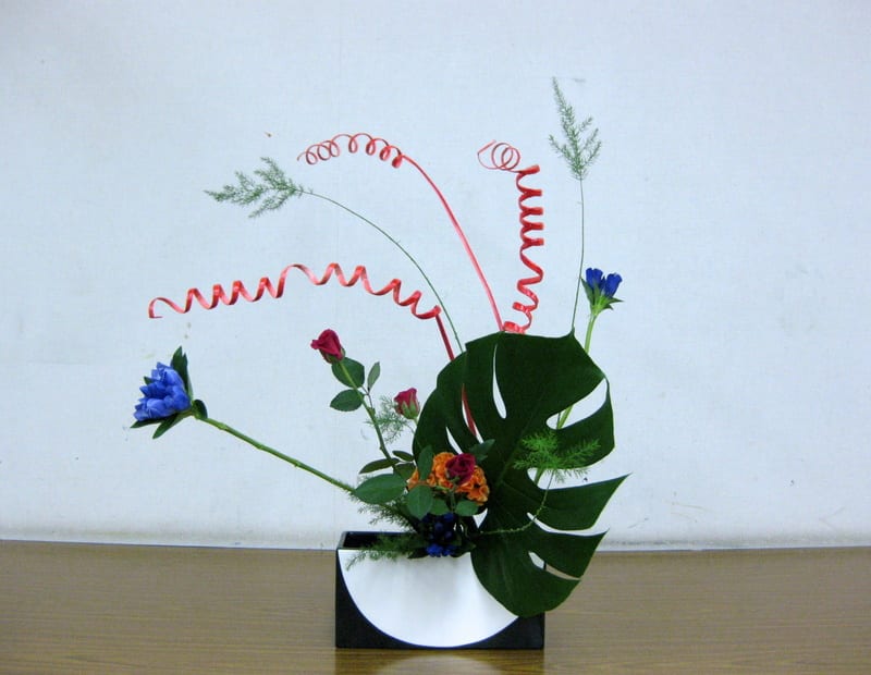 アスパラ も 重要な花材 自由花 池坊 花のあけちゃんブログ明田眞子 花 の力は素晴らしい 広島で４０年 池坊いけばな教室 熱心な方々と楽しく生けてます