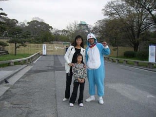 06年4月12日大阪城公園のきれいなお母さん 日本のごあいさつ ぢつと手を見る