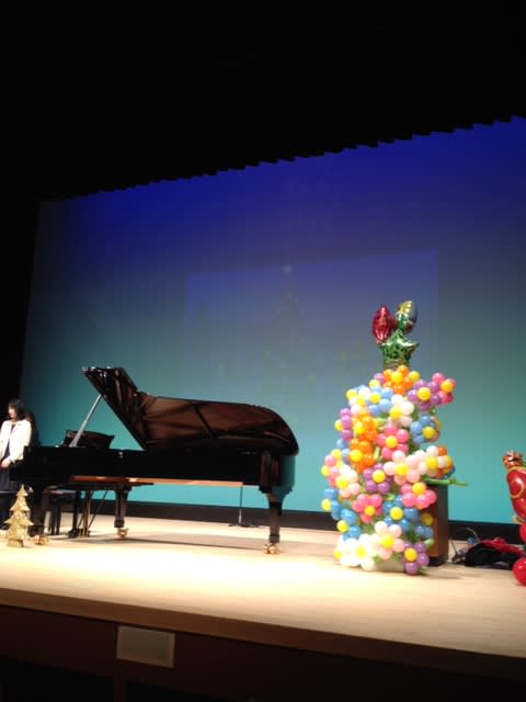 ピアノの発表会にお花のバルーンアートを飾りました バルーンギフトはバルーンコネクション お問い合わせa Balloonconnection Jp