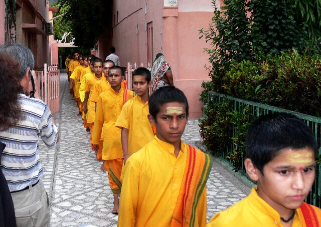 ７/３０午後：ヒンズー教の学校で学ぶ子供と出会う。この子達は皆僧侶になると言う