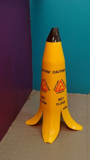 バナナの皮が警告 濡れてすべりやすい床 イギリス ストックポート日報 England Daily Stockport