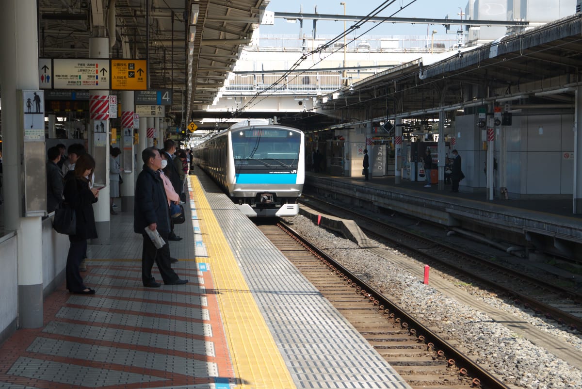 上野駅を発着する京浜東北線の１１１１ｃ 快速磯子行き 電車 緑には 東京しかない