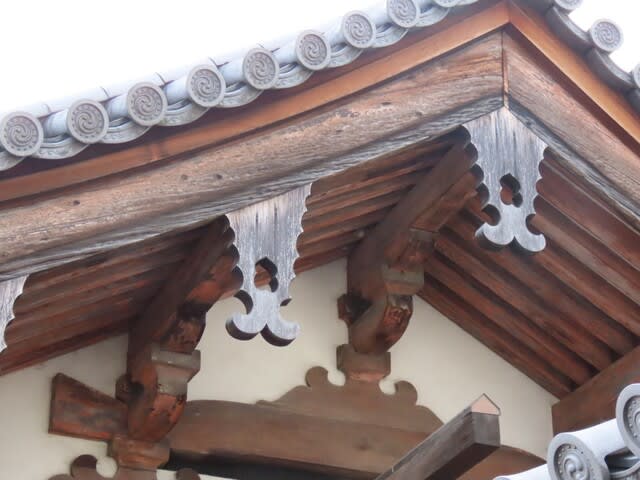 東寺　慶賀門　北側　魚尾形懸魚（ぎょびけいげぎょ・ぎょびがたげぎょ）