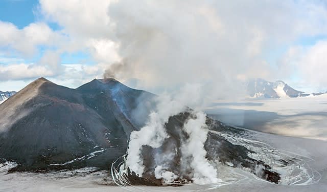 Hazard Lab 9月14日11 39分 雪原に迫る赤い溶岩流 アラスカ ベニアミノフ火山が噴火 動画 森羅万象 考える葦 インターネットは一つの小宇宙 想像 時には妄想まで翼を広げていきたい