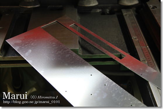 材料 鉄板 アルミ板 ステンレス板 を切断する加工機 シャーリング 精密板金の丸井工業ブログ