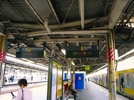 東京 中央線 総武線中野駅の古いレール ０１ 我が人生の垢