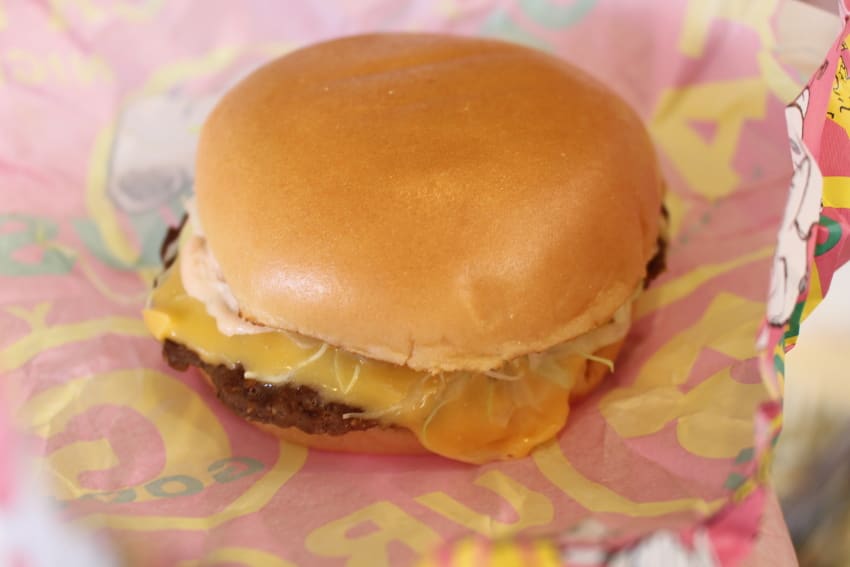 大阪 Usj スヌーピー バックロット カフェ のチーズバーガーセット 西日本ハンバーガー協会 Nhk 公式ブログ 究極のハンバーガー を作ろう In関西