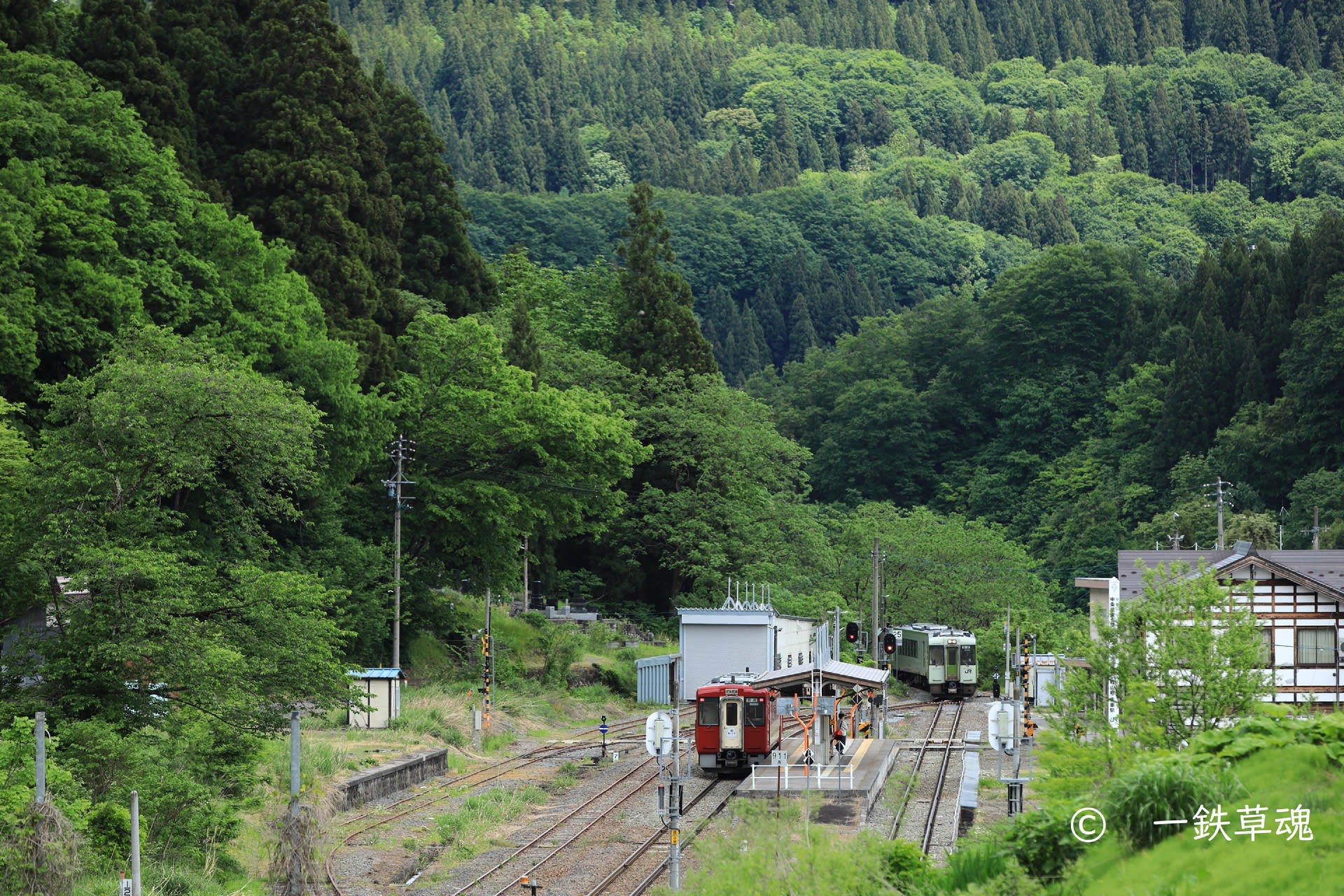 山間のローカル駅での列車交換 一鉄草魂 鉄道風景 乗車記 ときどき名所とグルメ