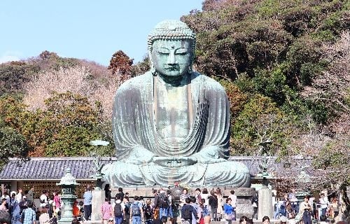 神奈川県鎌倉市長谷にある高徳院の鎌倉大仏は 青空の下で鎮座していました ヒトリシズカのつぶやき特論