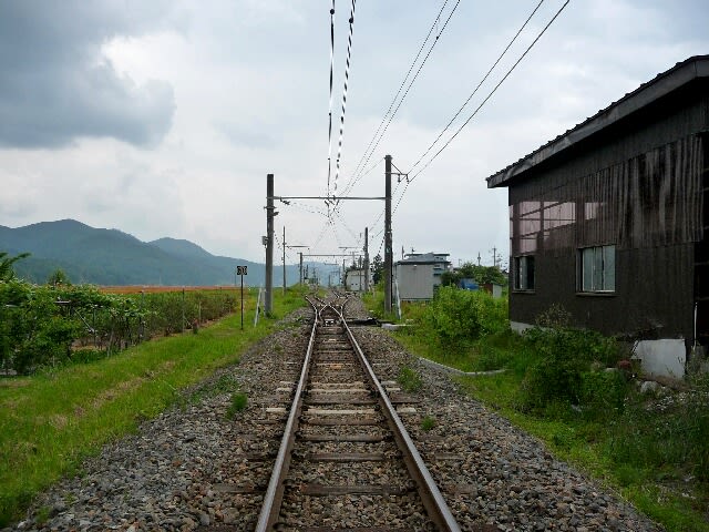 大糸線「しなの木崎駅」近くの線路を渡る